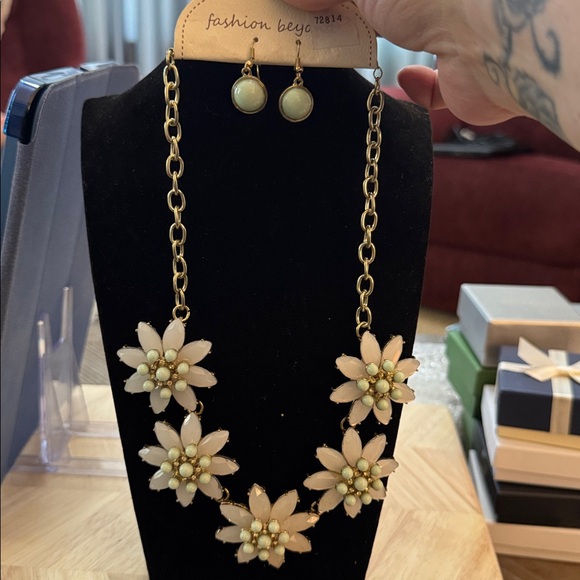 Fashion Beyond Jewelry - Elegant Floral Gold Necklace And Earring Set